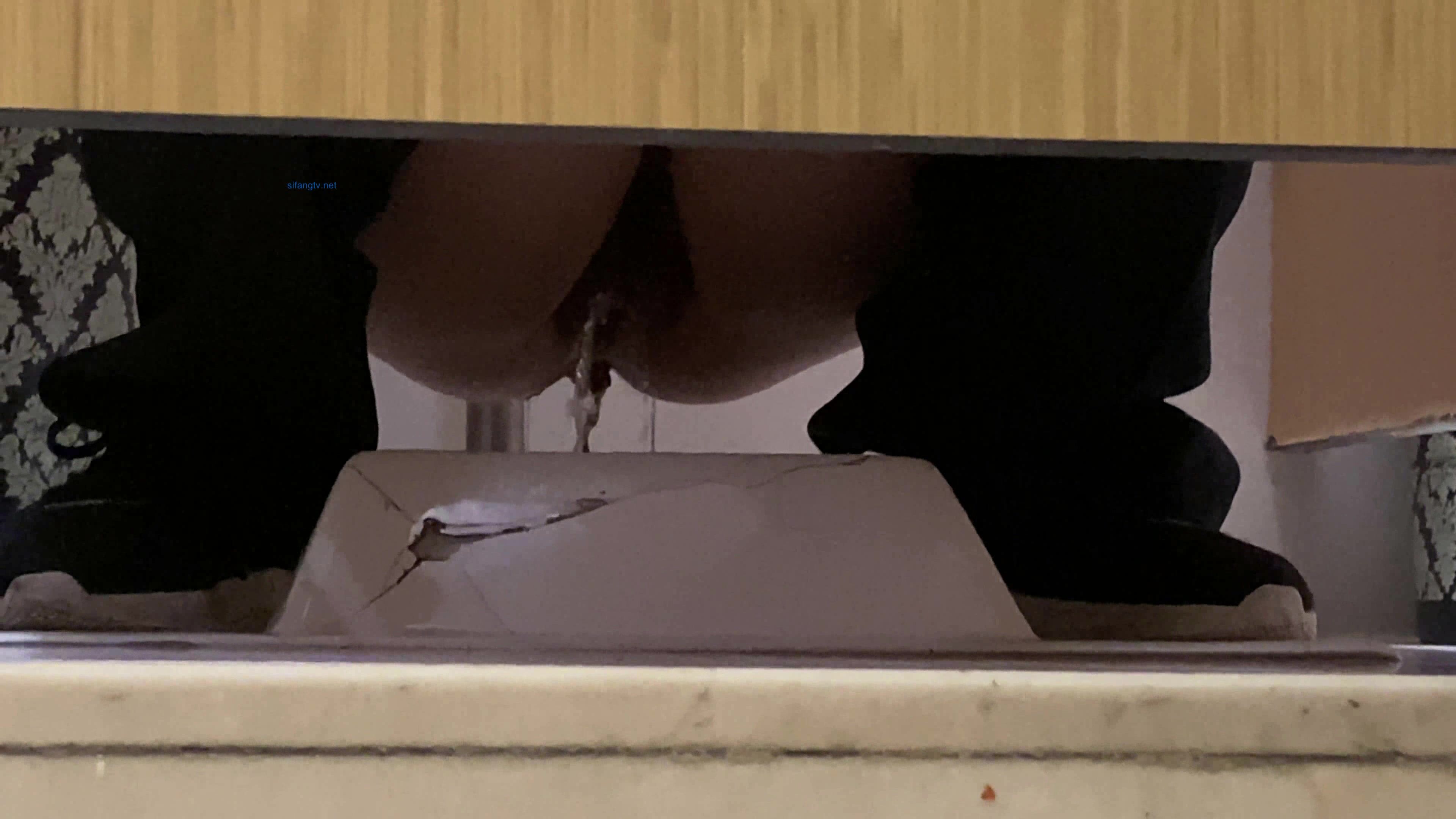 作死廁拍大神 商場美食層蹲守公共女衛連續偸拍多位小姐姐方便 (10)