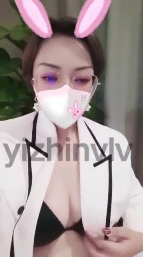 推特女神『大婊姐』深情解說每一個淫亂不堪的故事_當著老公面被他朋友無套插入的三人大戰 (5)