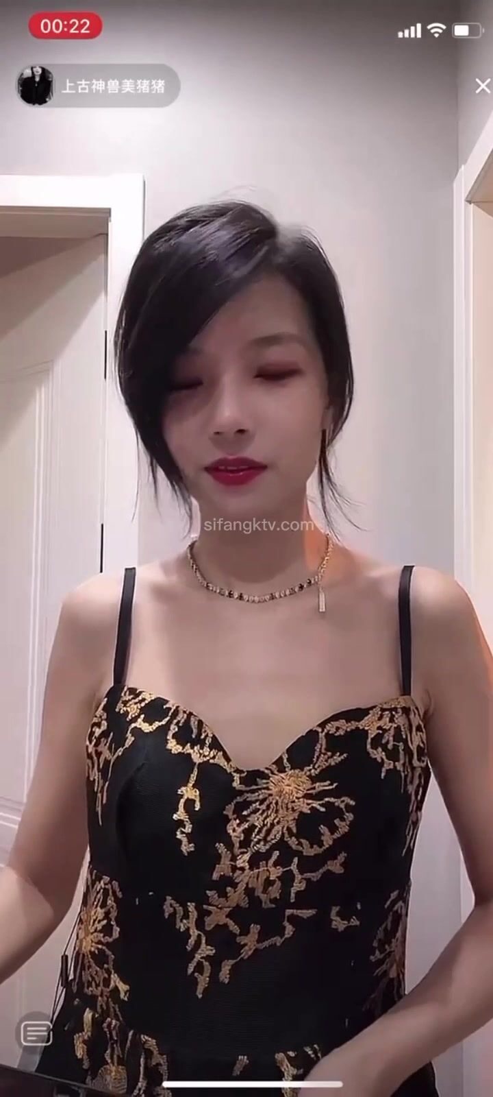 最新《瘋狂抖音》外篇之《抖音擦邊》眾女神直播中各種閃現走光刷邊 露毛露屁 凸點誘惑 (13)