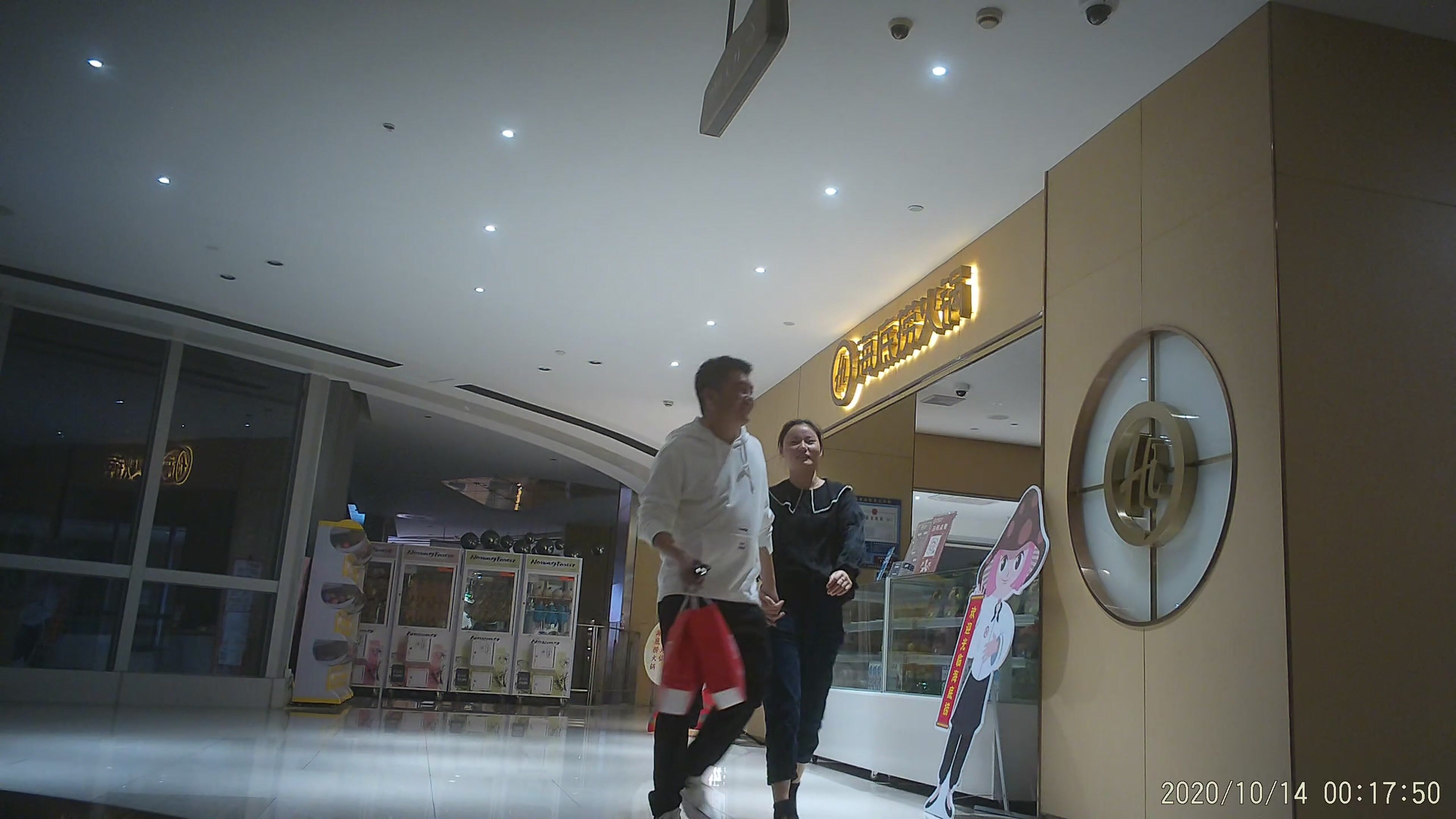 作死廁拍大神 商場美食層蹲守公共女衛連續偸拍多位小姐姐方便 (6)