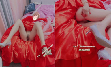 優雅氣質性感人妻【0527盡歡】昨天去約單沒吃飽 小穴里夾在單男的精華回家找老公加班 被他一頓瘋狂輸出太滿足了