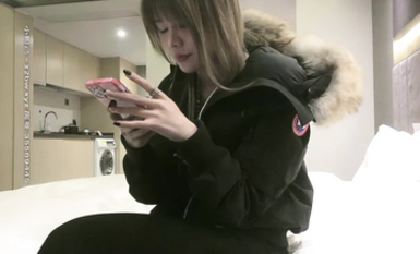 高顏值黑色外套大奶妹子，脫衣後我破防了，黑色網襪特寫手指快速扣逼後入猛操