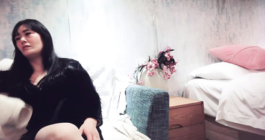 網約美人妻，吃菠蘿調情，她更會調情，玉足在襠下來回摩擦，床上激情啪啪