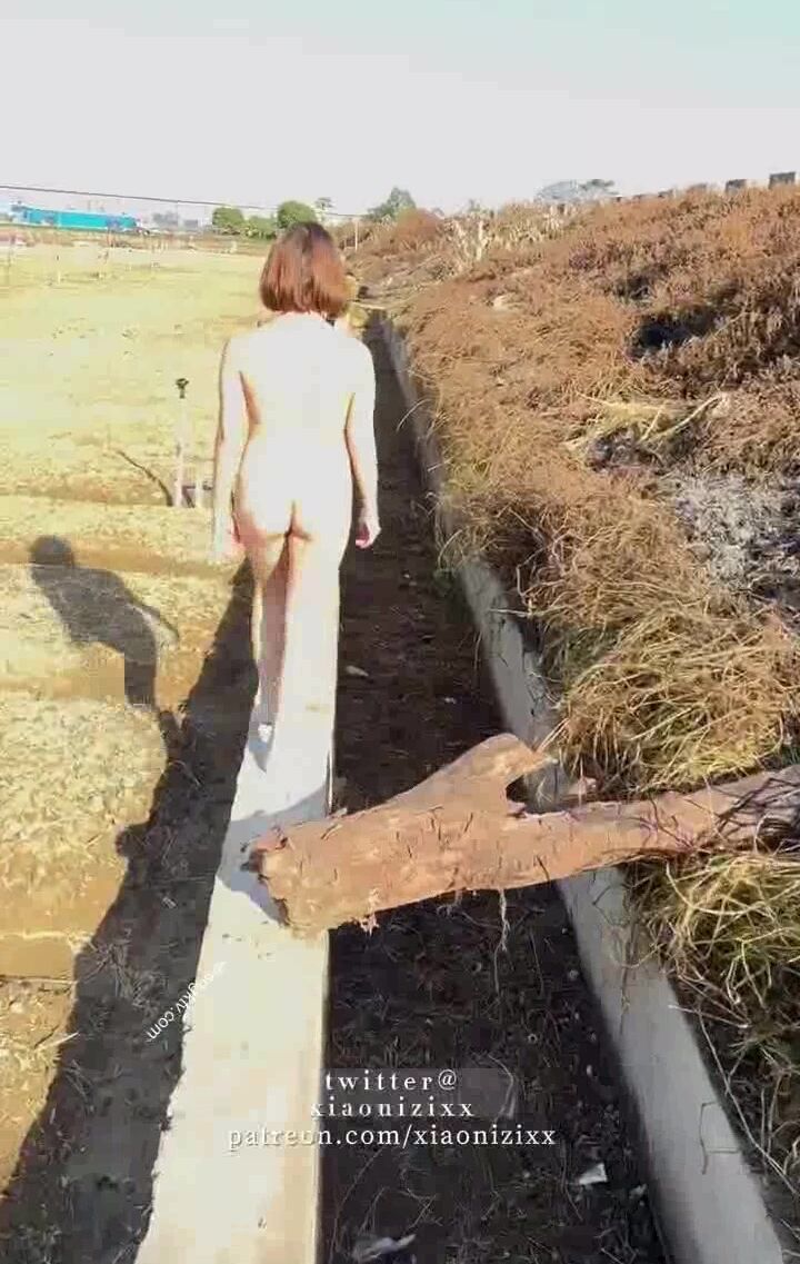 推特極品反差婊『小妮子』攜雙閨蜜極限露出 戶外全裸 野戰跪舔 黑絲啪啪 高清xiaonizi第二彈 (8)