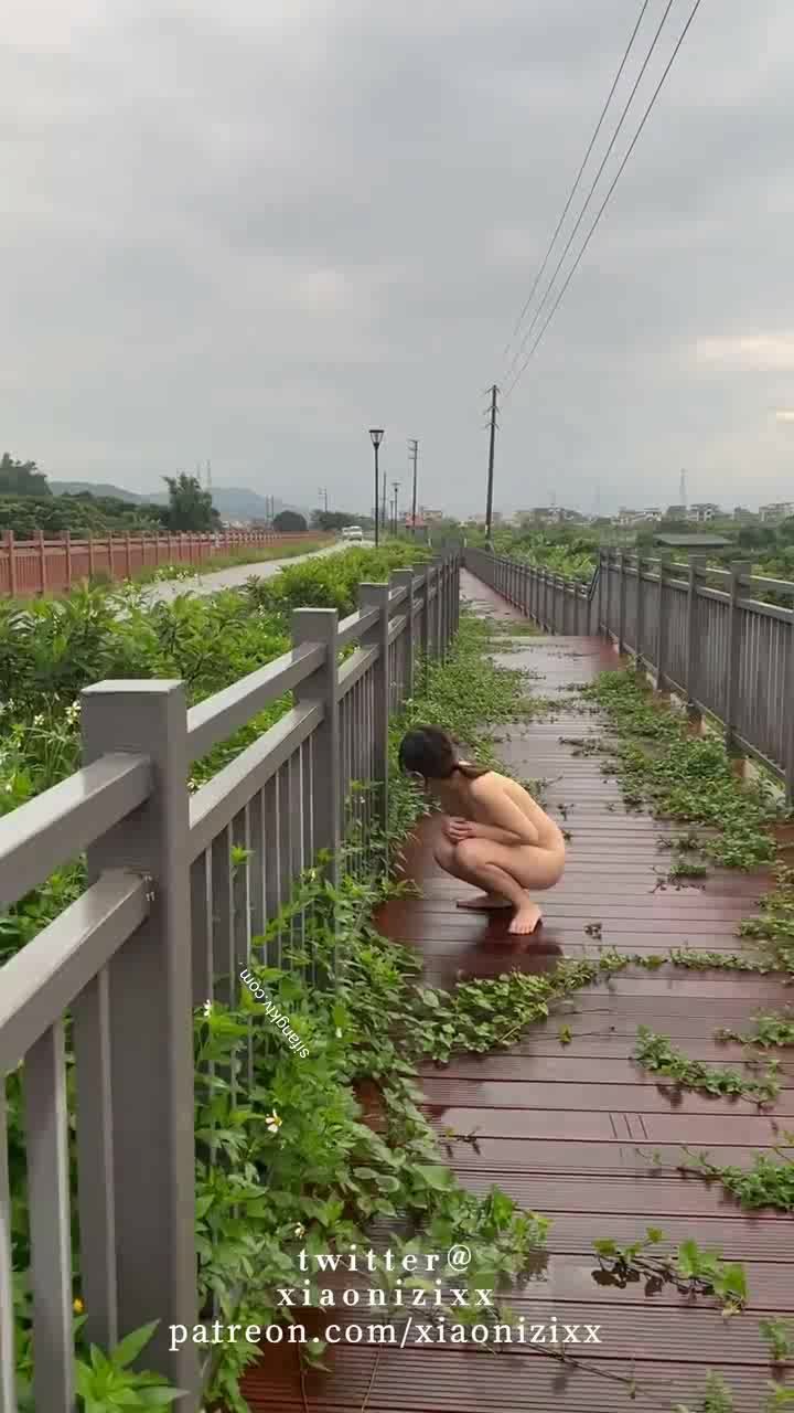 推特極品反差婊『小妮子』攜雙閨蜜極限露出 戶外全裸 野戰跪舔 黑絲啪啪 高清xiaonizi第二彈 (11)