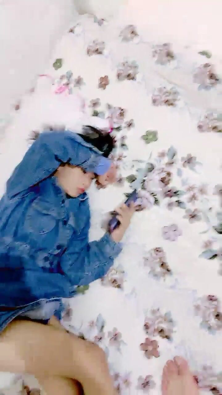 小女孩被乾哭了！超級刺激~【橙橙】無套啪啪~輪流狂干！ (13)