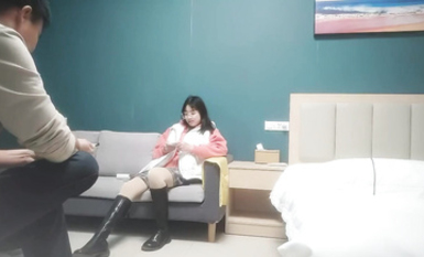 眼鏡妹極品大胸，表面清純內里騷，脫光後判若兩人，淫盪小嬌娃，舌吻啪啪激情如火