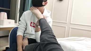 足控足交-牛仔褲裸足踩襠舔腳