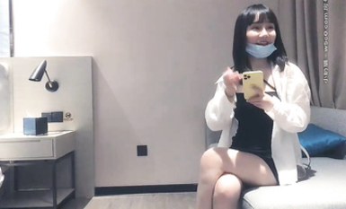 G杯女退役模特，已是少婦來了，沙發上翹起屁股後入撞擊，抬起雙腿猛操晃動大奶子