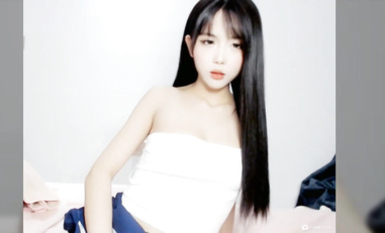 寬敞的床上鋪著潔白的被單，上面躺著一個穿著白色校服裙的美麗少女。她長著一頭烏黑的長發，身材修長窈窕，胸前豐滿的雙峰隨著呼吸起伏 (1)