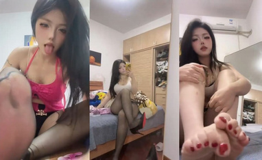 最新流出，抖音極度反差絲襪婊【梨梨美襪】定製福利，淫語勾引摸逼阿黑顏 (2)