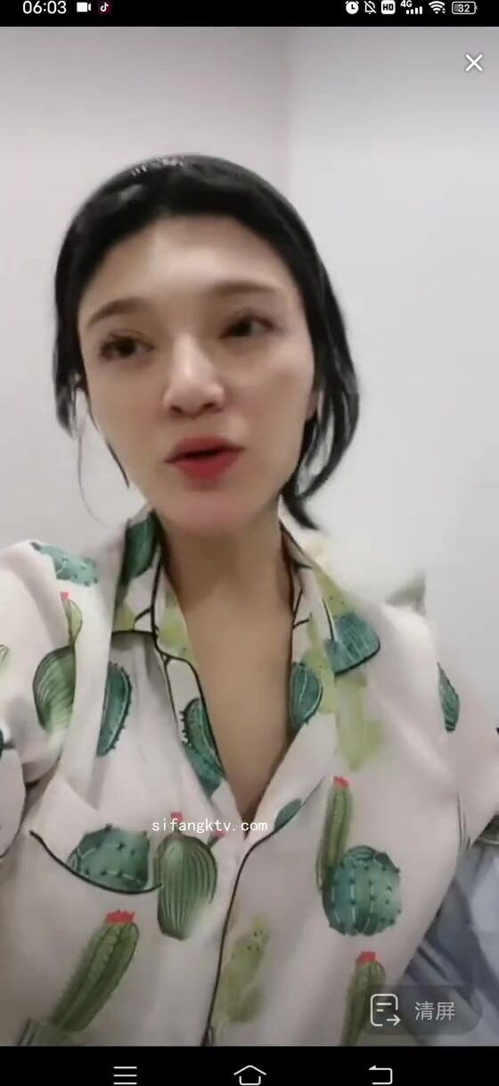 最新《瘋狂抖音》外篇之《抖音擦邊3》顏值主播直播各顯神通 閃現 走光露點 刷邊PK (159)