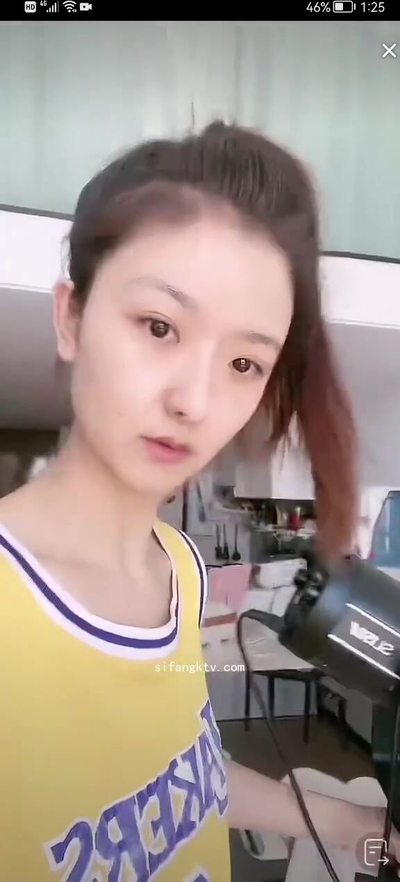 最新《瘋狂抖音》外篇之《抖音擦邊3》顏值主播直播各顯神通 閃現 走光露點 刷邊PK (187)