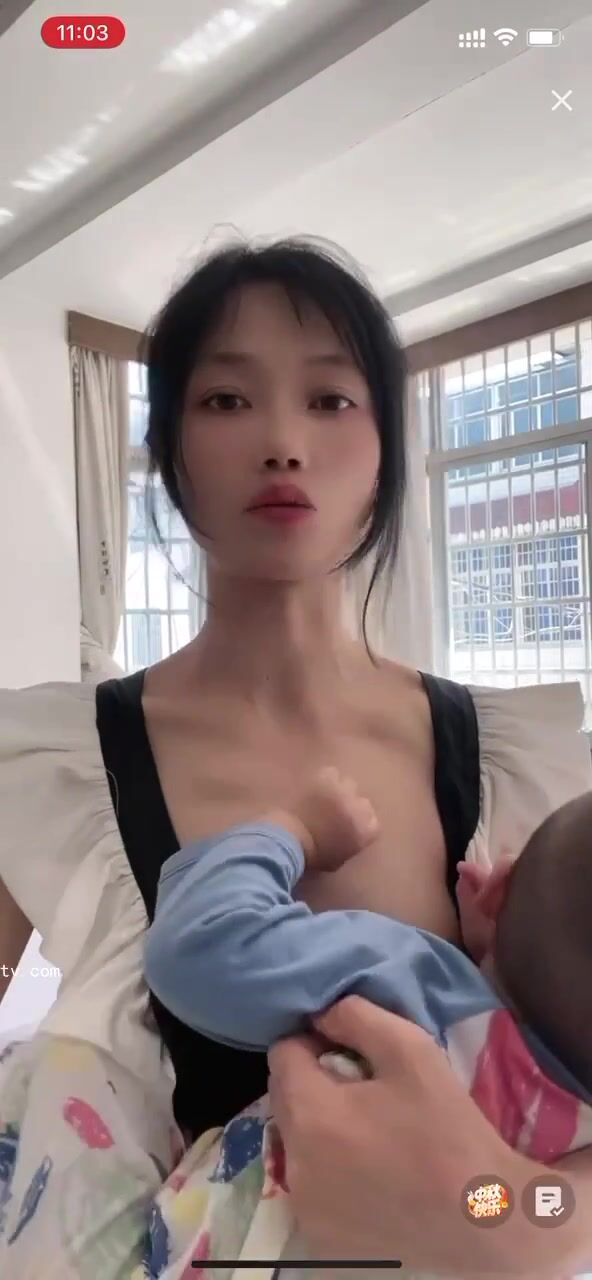 最新《瘋狂抖音》外篇之《抖音擦邊2》顏值主播各顯神通 閃現走光 刷邊尿尿熱舞 扣逼漏奶 (105)