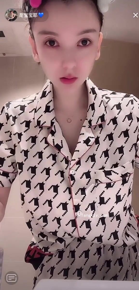 最新《瘋狂抖音》外篇之《抖音擦邊2》顏值主播各顯神通 閃現走光 刷邊尿尿熱舞 扣逼漏奶 (143)