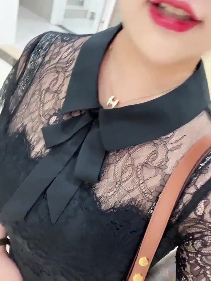 重磅推薦！淫盪肥臀人妻母狗【見過騷的 沒見過這么騷的】喜歡戶外露出，喜歡被很多男人操 (148)