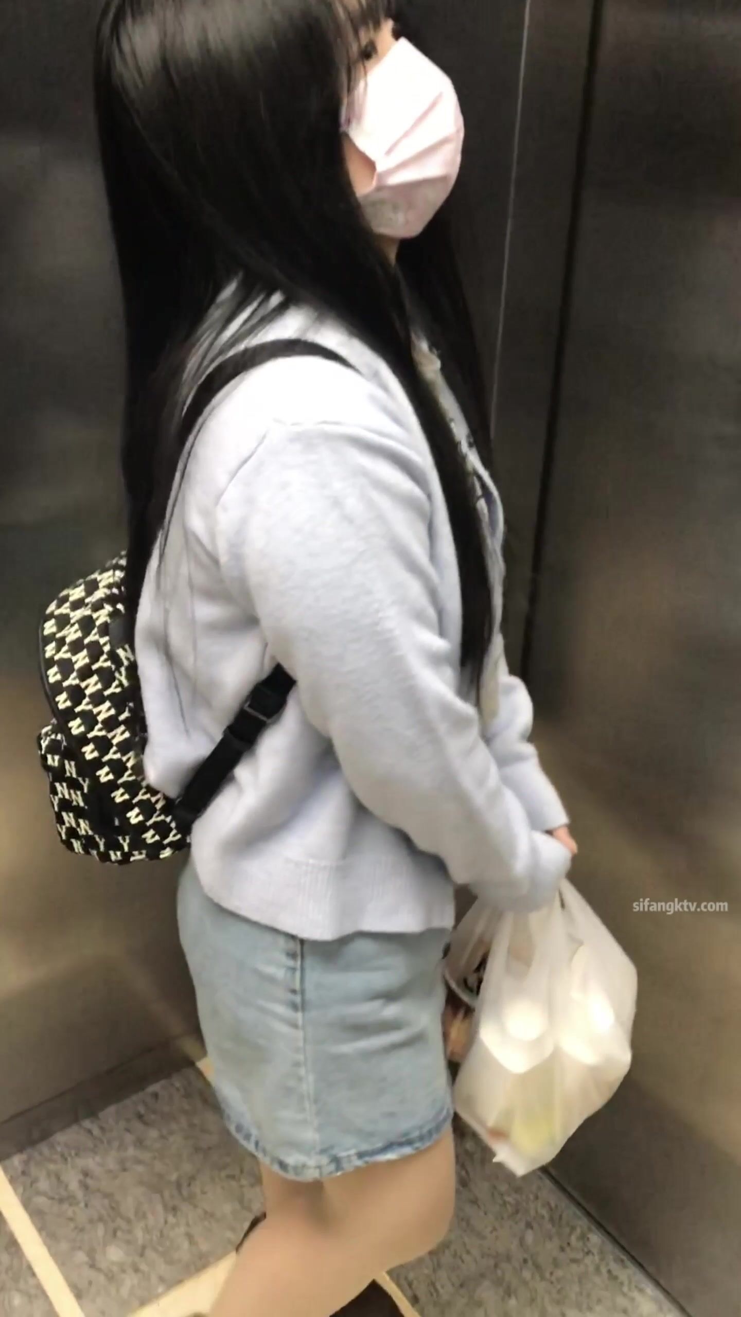 稀缺學姐專場 專業抄底靚麗制服學姐珍藏版 貼著美女屁股抄 有燈光加持畫質特好 超清4K原版 (34)