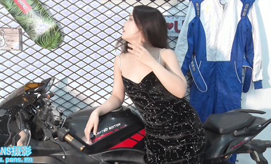 明星氣質PANS人氣女神反差小姐姐【李沫】露逼露奶大膽私拍【機車女郎】攝影師說你奶頭露出來了