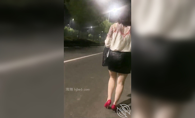 海角社區95小哥發現媽媽的秘密冒充（照騙）小鮮肉勾引媽媽亂倫9出差回來帶媽媽上街，在車來車往的馬路邊爆操媽媽！