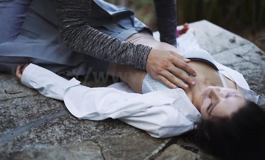 最新劇情製作《尾行》猥瑣男尾行清純美少女 林間小路干暈直接就給操了 畫面感十足