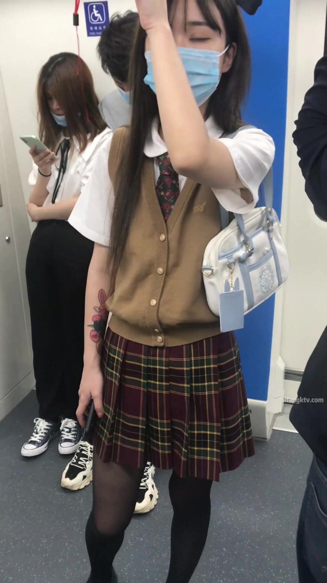 3290 大神專挑年輕的學生妹跟拍偷拍集合B，竟敢用閃光，幾十個學生妹