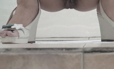 坑神守候公園景點女廁連續偸拍多位靚麗小姐姐方便現場實拍特寫私處同步出來後露臉全身無水印原版 (5)